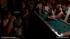 Oynat İtaatkar Prenses Donna, bu sert grup hakimiyeti sahnesinde Bay Pete ve Aria Aspen tarafından halka açık bir barda kırbaçlanıyor ve sikiliyor