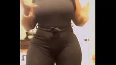 تشغيل وسط شجرة خشب الأبنوس